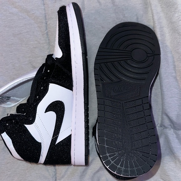 Black and white high top jordans - Picture 3 of 3